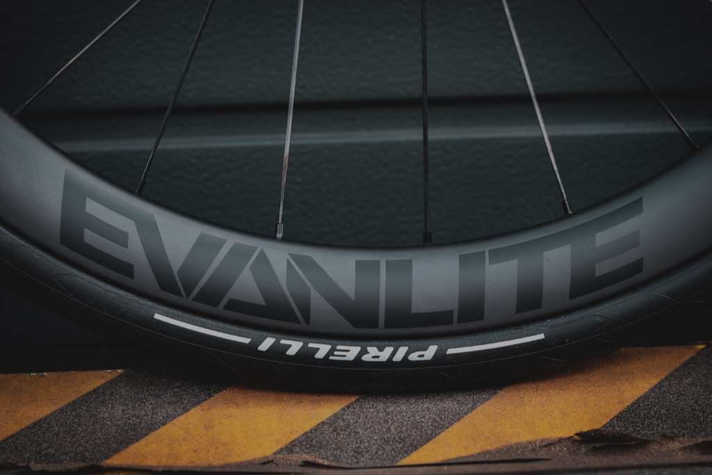 Uniwersalna wysokość 45 mm w kołach szosowych